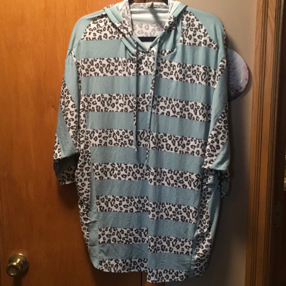 Ladies honey me curvy Hooded Shirt. Leopard & sea foam green. Size XXL